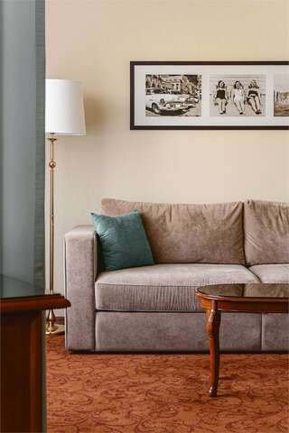 Гостиница Октябрьская Красноярск Люкс Представительский (двухкомнатный)-4